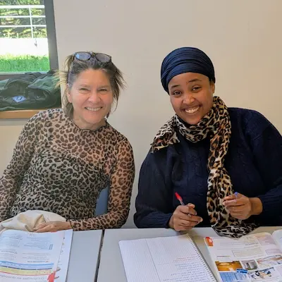 Sororité spontanée autour des cahiers de cours FLE, entre 2 apprenantes d'origine différente